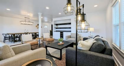 Stylish 5 BR Farmhouse in the Heart of Willamette Valley Wine Country