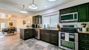 Coffee/tea maker, fridge, microwave, oven