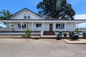 Exterior - Stylish 5 BR Farmhouse in the Heart of Willamette Valley Wine Country (Dayton)