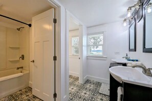 Hair dryer, towels, soap, shampoo - Stylish 5 BR Farmhouse in the Heart of Willamette Valley Wine Country (Dayton)