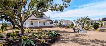 Stylish 5 BR Farmhouse in the Heart of Willamette Valley Wine Country