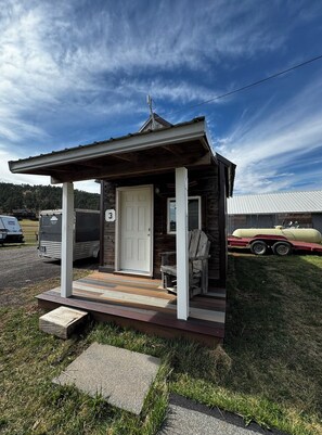 Exterior - 3 Peaks Cabin - Sleeps 5, mini fridge + AC (Sturgis)