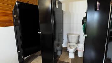 Douche, serviettes fournies, papier toilette