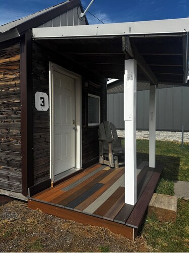 3 Peaks Cabin - Sleeps 5, mini fridge + AC