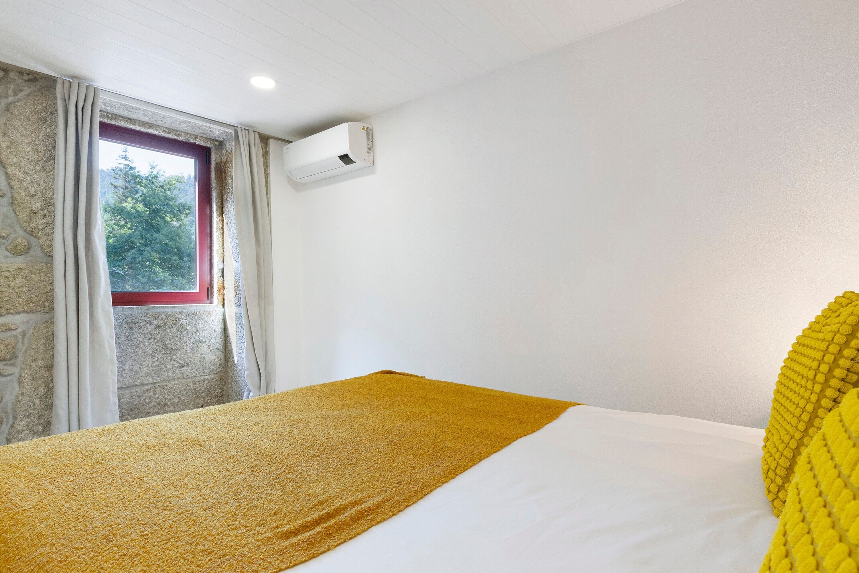 WiFi, bed sheets