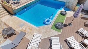 A swimming pool with lounge chairs and a small inflatable toy. - Room 'Room 14 - Quinta Do Avô' with Mountain View, Wi-Fi and Air Conditioning (Ribeira)