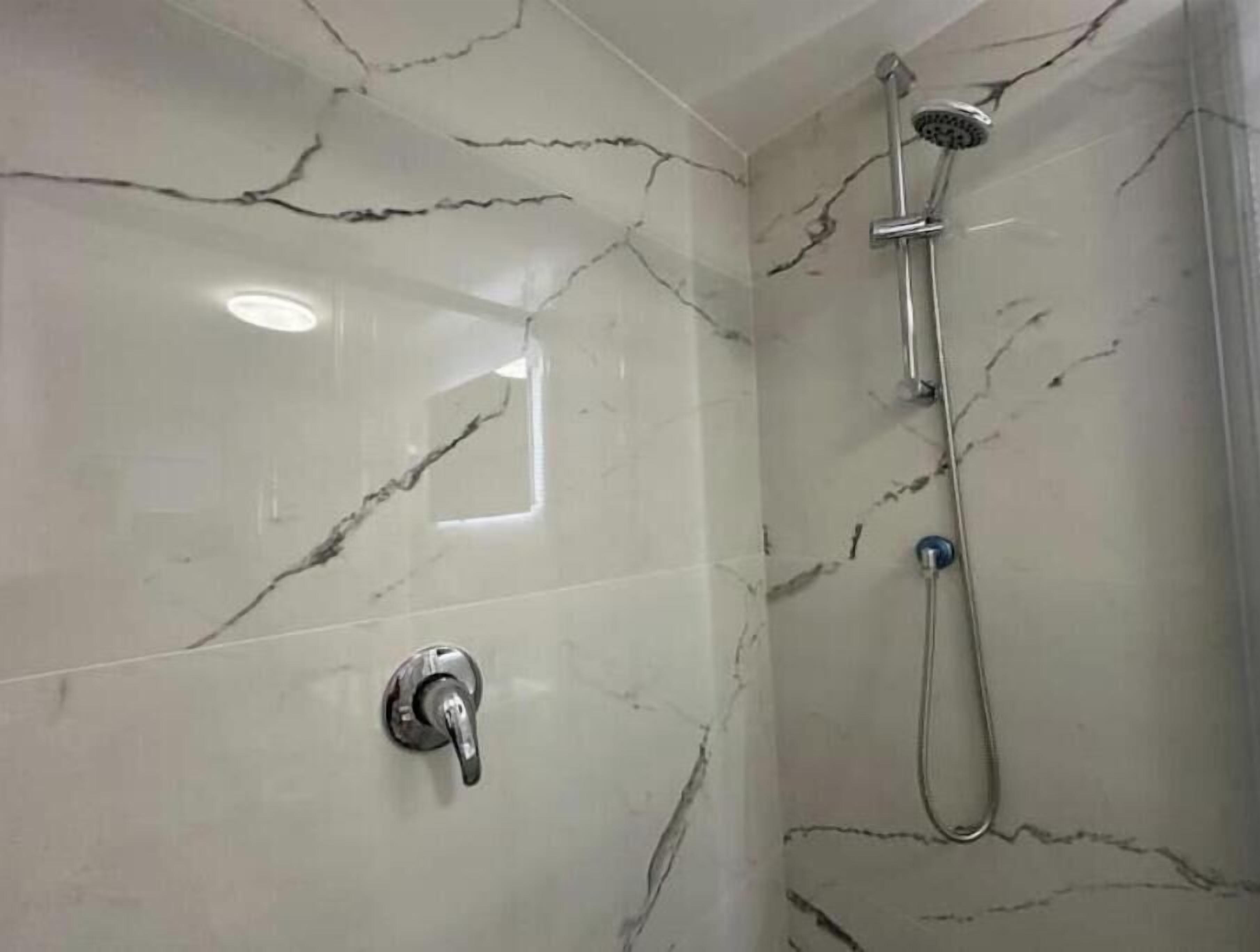 Doccia, asciugacapelli, bidet, carta igienica