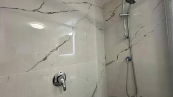 Doccia, asciugacapelli, bidet, carta igienica