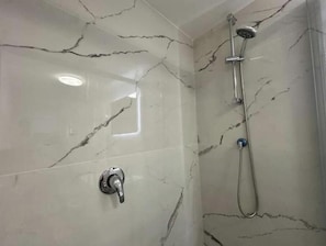 Doccia, asciugacapelli, bidet, carta igienica