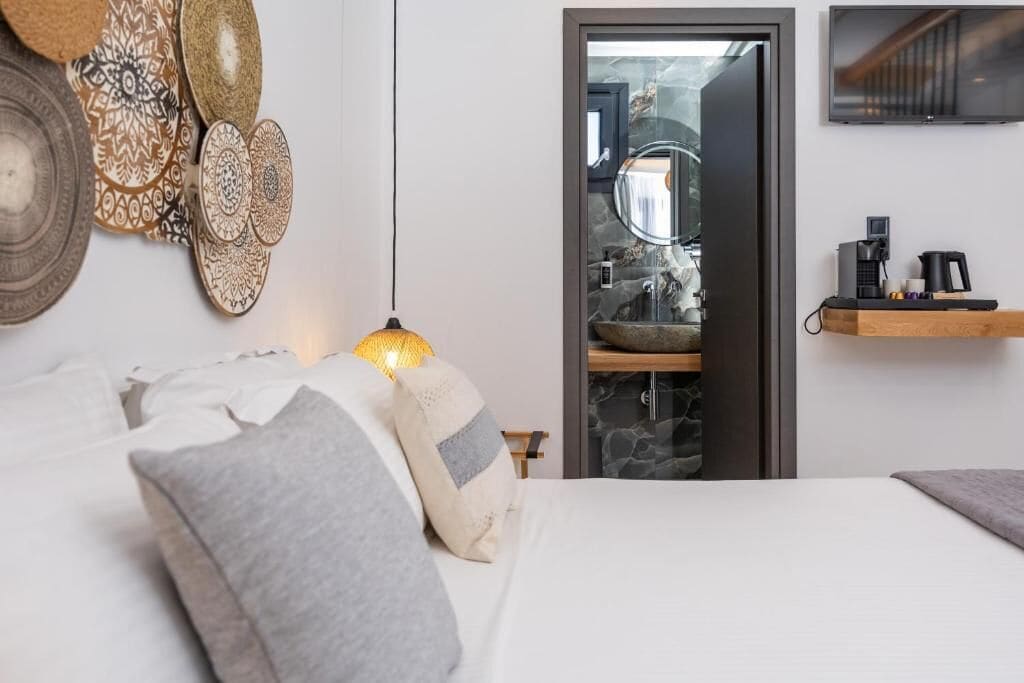 Habitación cuádruple de lujo, balcón, vistas al jardín | Tabla de planchar con plancha y wifi gratis