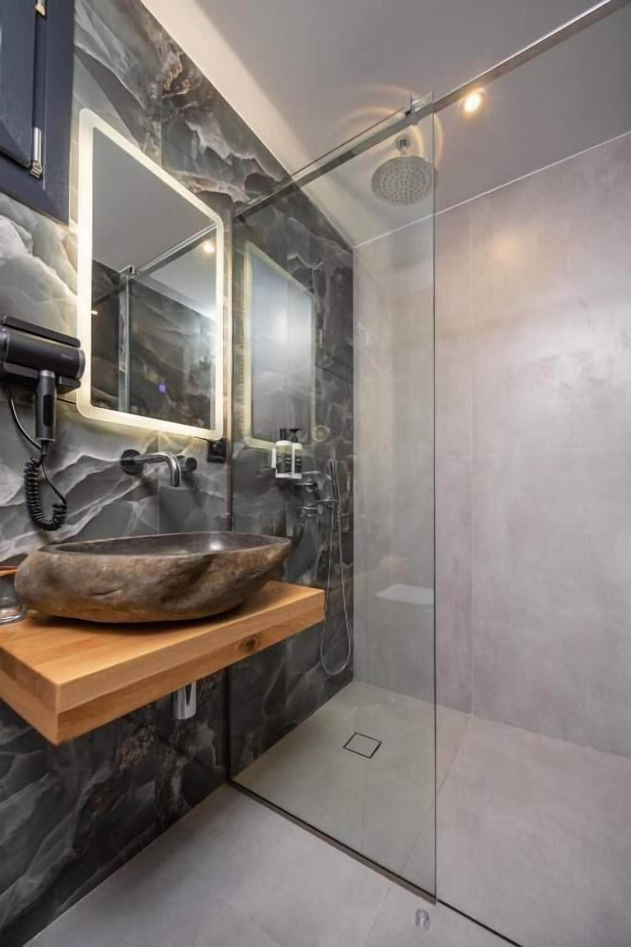 ห้องลักซ์ชัวรี่สำหรับสี่ท่าน, ระเบียง, วิวสวน | ห้องน้ำ | รองเท้าสวมภายในห้อง