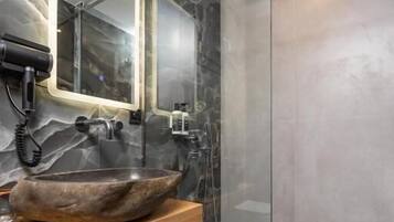 Luxury Quadruple Room, Balcony, Garden View | Bathroom