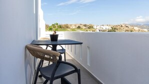 Double Room, Balcony, Garden View | Tempat makan luar