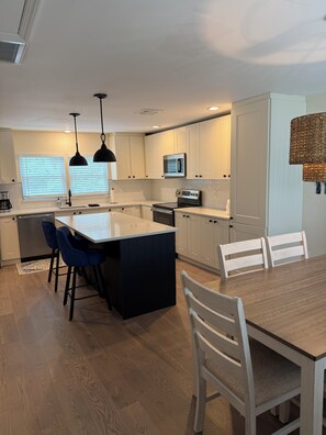 Private kitchen - US OPEN READY! 
25 MINUTES
DRIVE TO SHINNECOCK HILLS
GOLF CLUB! In Mastic Beach (Mastic Beach)