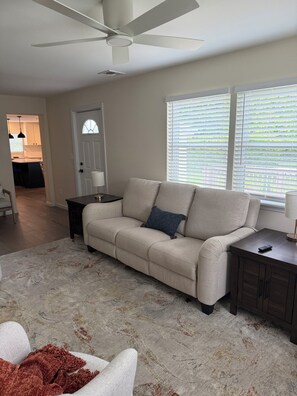 Smart TV - US OPEN READY! 
25 MINUTES
DRIVE TO SHINNECOCK HILLS
GOLF CLUB! In Mastic Beach (Mastic Beach)