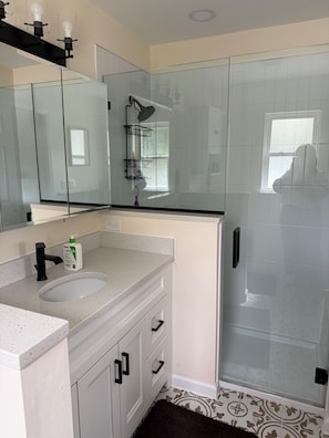 Shower, hair dryer, towels, soap - US OPEN READY! 
25 MINUTES
DRIVE TO SHINNECOCK HILLS
GOLF CLUB! In Mastic Beach (Mastic Beach)
