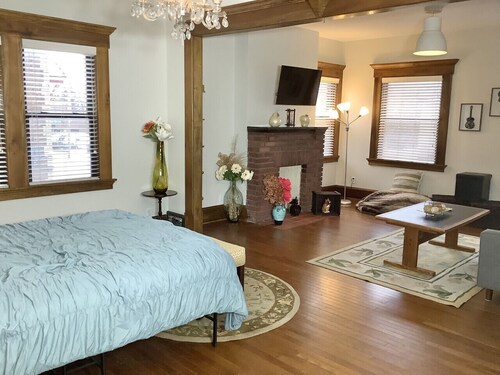 2 Bedroom, Near downtown, Ohio city, Tremont, and Central!