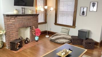 TV, fireplace