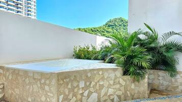 Outdoor spa tub