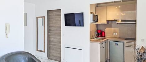 Fridge, microwave, cookware/dishes/utensils
