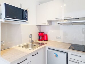 Fridge, microwave, cookware/dishes/utensils - Le Victoria by Interhome (Saint Aygulf)