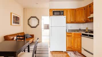 Apartamento, 2 quartos, vista para a cidade | Cozinha privada | Geladeira grande, micro-ondas, fogão, cooktop