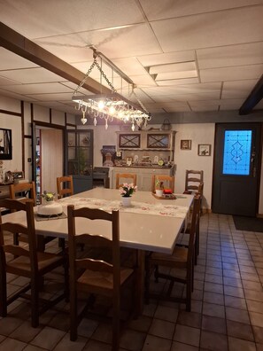 Dining - Bed and Breakfast 'Chambre Reine Des Prés' with Shared Garden and Wi-Fi (Maroilles)