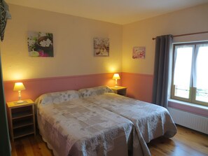 Room - Bed and Breakfast 'Chambre Reine Des Prés' with Shared Garden and Wi-Fi (Maroilles)