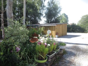Property grounds - Bed and Breakfast 'Chambre Reine Des Prés' with Shared Garden and Wi-Fi (Maroilles)