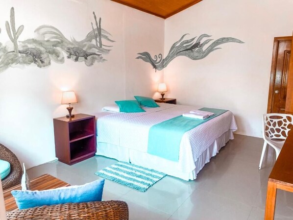Desk, free WiFi - Coral Blanco (Puerto Villamil)