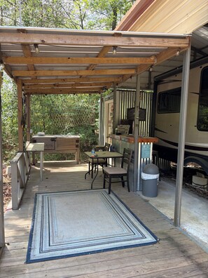 Outdoor dining - Escape to Toledo Bend in this cozy RV for the ultimate crappie fishing getaway! (Milam)
