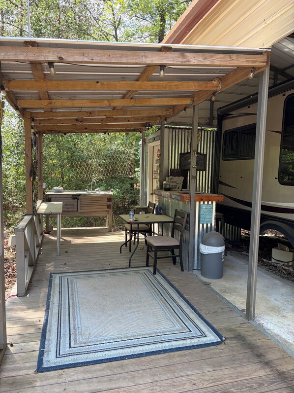 Outdoor dining - Escape to Toledo Bend in this cozy RV for the ultimate crappie fishing getaway! (Milam)