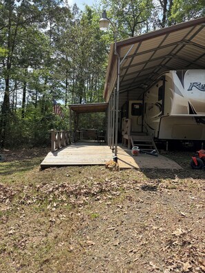 Property grounds - Escape to Toledo Bend in this cozy RV for the ultimate crappie fishing getaway! (Milam)