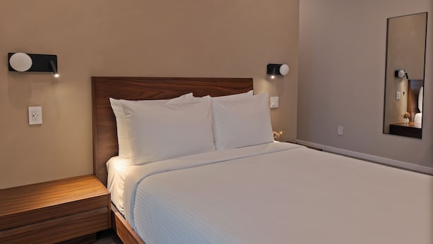 Room - Sosuite | Queen Room, High Floor w Desk, Roof Deck (Philadelphia)