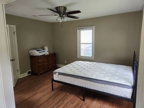 1 bedroom, Internet, bed sheets - Boulder Bungalow - Fully Furnished - 7 minutes to Downtown Des Moines (Des Moines)