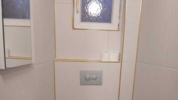 Klassiek huis, roken, uitzicht op stad | Badkamer | Een douche, gratis toiletartikelen, een haardroger, handdoeken