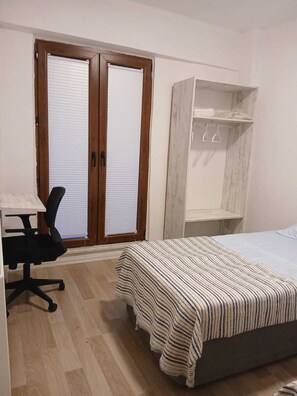 Desk, laptop workspace, free WiFi - VILLA LINA LODGING HOUSE (GEMLİK)