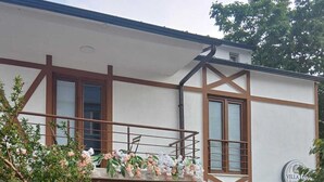 Un bâtiment à deux étages doté d’un balcon, d’un logo bien visible et d’une enseigne indiquant qu’il s’agit d’un restaurant.