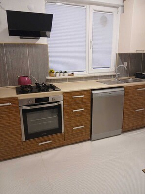 Classic House, Smoking, City View | Private kitchen | Fridge, microwave, oven, stovetop - VILLA LINA LODGING HOUSE (GEMLİK)
