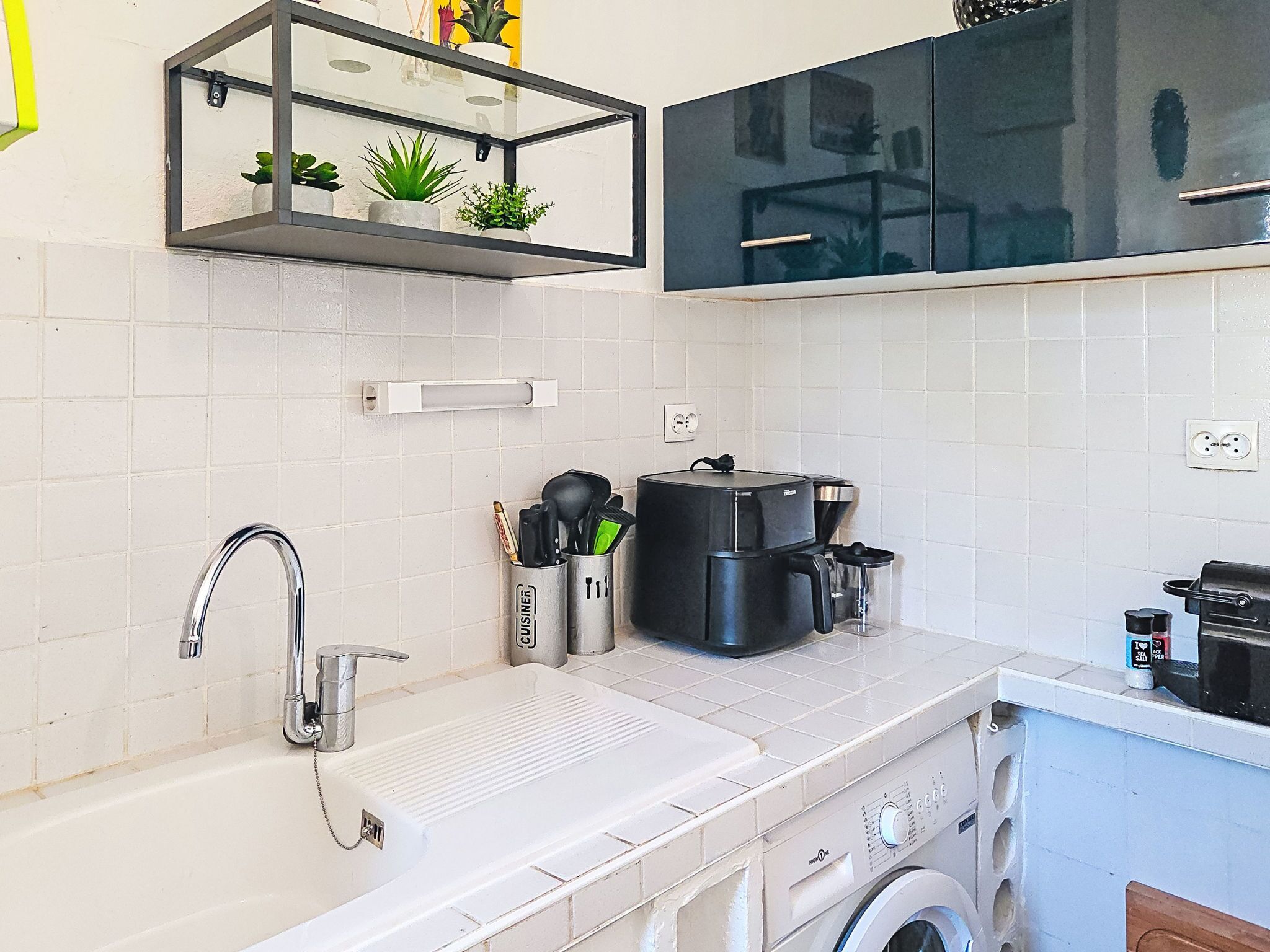 Fridge, microwave, dishwasher, cookware/dishes/utensils