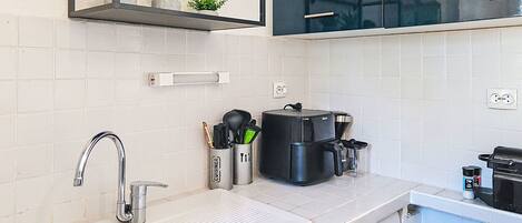 Fridge, microwave, dishwasher, cookware/dishes/utensils