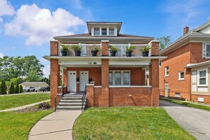 Exterior - 2 BR | Fully Equipped Home in Dearborn (Dearborn)