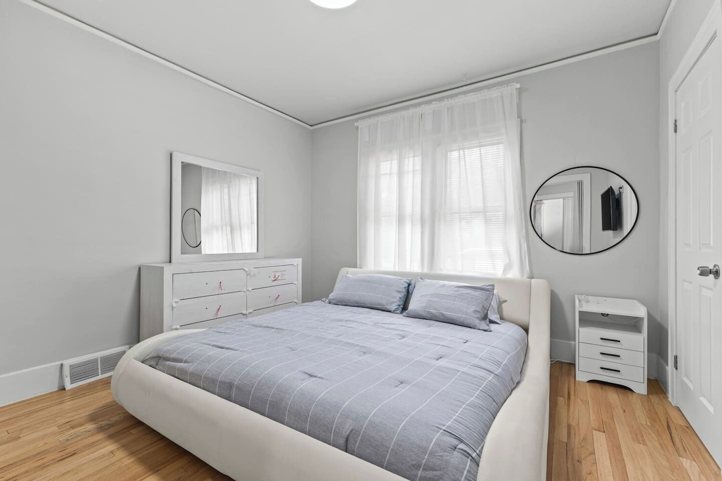 Desk, WiFi, bed sheets