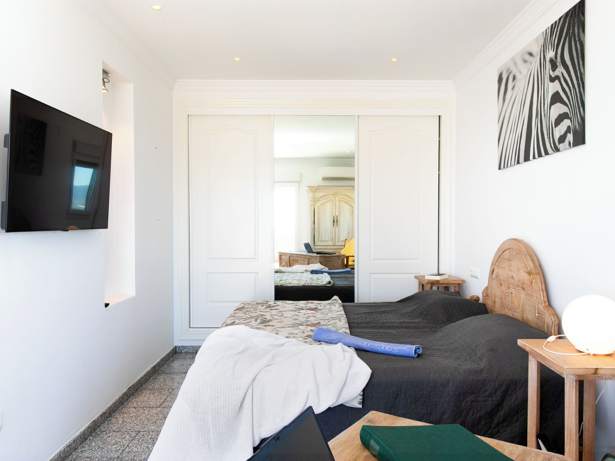 3 bedrooms, desk, internet