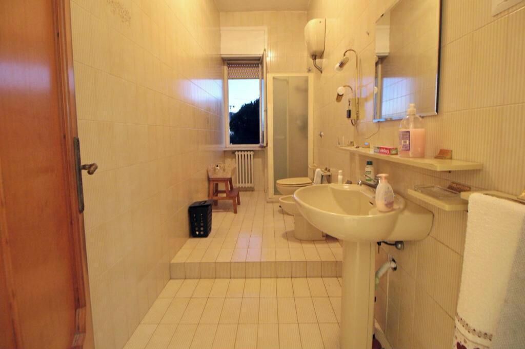 Een haardroger, een bidet, handdoeken, zeep