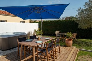 Outdoor dining - Vrbo Property (Le Château-d'Oléron)