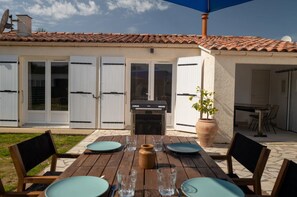 Outdoor dining - Vrbo Property (Le Château-d'Oléron)