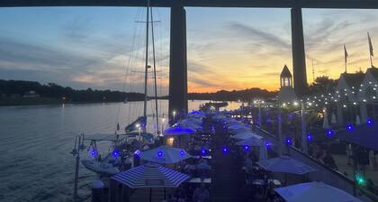HYDRANGEA HOUSE Water View cozy 3-bdrm Getaway in Boho Chesapeake City AC & yard