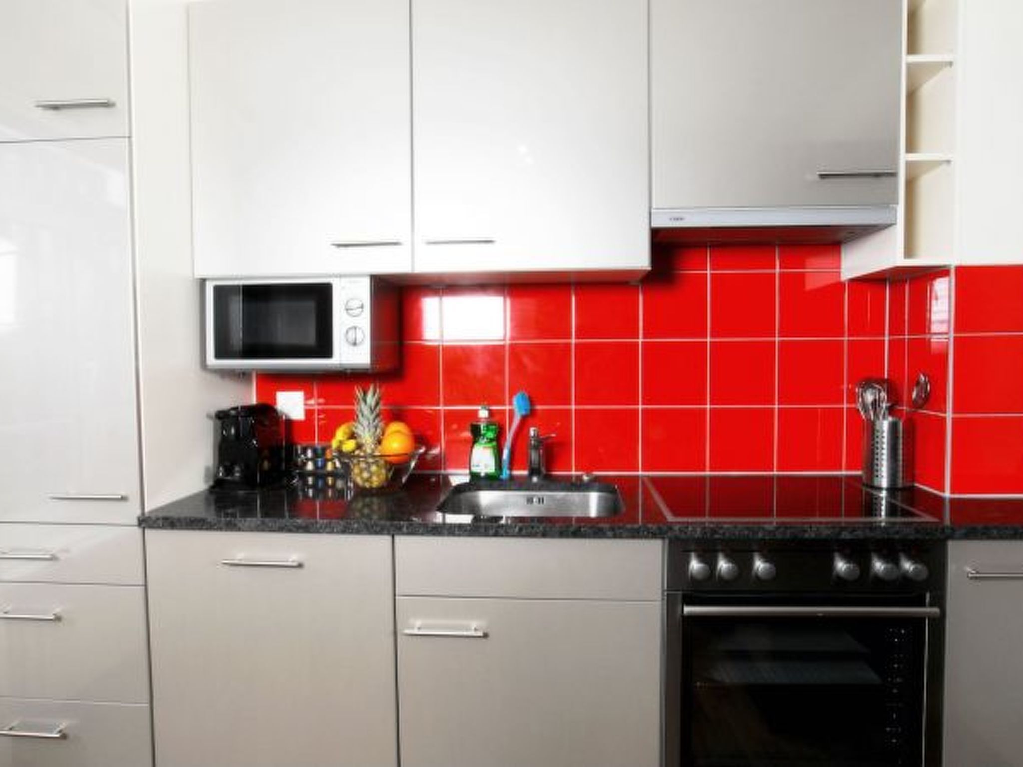 Kühlschrank, Mikrowelle, Ofen, Geschirrspüler