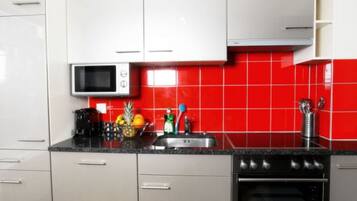 Kühlschrank, Mikrowelle, Ofen, Geschirrspüler
